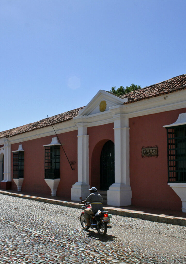 Falcon: from the Medanos de Coro to the historic city of Coro